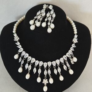 Elegant Swaroski Crystals and Pearl Necklace Set